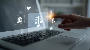 Hukuki uyum ve adalet ölçeği, adliye, sözleşme, politika, anlaşma, kural ve iş ortamındaki hakların korunmasını gösteren yönetim kavramı