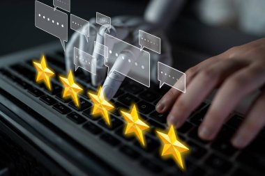 Yapay zeka, müşteri değerlendirmelerini tatmin, rafine hizmetleri geliştirmek ve marka itibarını artırmak için duygusal araçlar ve sanal asistanlarla analiz eder. Latch