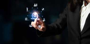 Çevik geliştirme için takımları ve çevik planlamayı kullanan çevik proje yönetimi. Çevik olmak, modern iş akışlarına göre esneklik, işbirliği ve sürekli gelişime olanak sağlar. Eğri