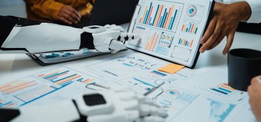 Profesyonel ortamda insan ve robot arasında benzersiz bir etkileşim, veri analizlerini çeşitli grafikler ve grafiklerle göstererek, takım çalışmasındaki yenilikleri vurguluyor.