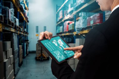 Depo yönetiminin yenilikçi yazılımı gerçek zamanlı mal teslimatı için bilgisayarda. Bilgisayar ekranı, depolama ve tedarik zinciri dağılımı için akıllı envanter göstergesi .