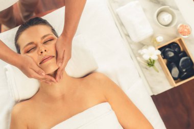 Panorama 'da kadınların stres önleyici kafa masajından ve lüks tatil beldesi veya otel spa salonundaki modern ışık ortamında yüz güzelliği eğlencelerini şımartmaktan hoşlandığı bir manzara var. Sessiz.