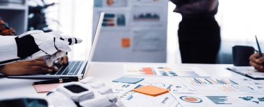 Bir insan ve robot arasındaki işbirliğini gösteren dinamik bir çalışma alanı, iş haritalarını analiz eden ve etkili karar verme için yenilikçi çözümler sunan. Noogenesis