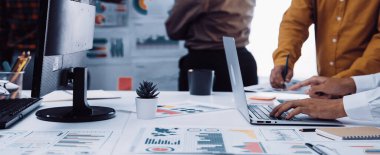 Bir danışman, AI ile eşleşerek teknolojiyi koz olarak kullanıyor, araştırma ve analizlerden değerli bilgiler topluyor, piyasa genişlemesi için cesur stratejiler geliştiriyor. Noogenesis Yapay Zeka