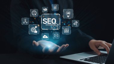 SEO görünürlüğünü geliştirmek için SEO konsepti, SEO ile ilgili dijital araçlar ve SEO performans simgeleri stratejik pazarlama için odaklanmış bir planda gösteriliyor. Elide