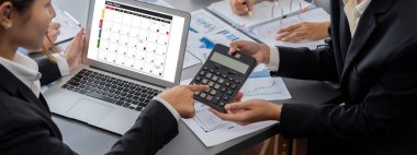 İş zekası ve veri analizi kavramı. Analizci ekibi laptop ekranında finansal veri analizi üzerinde çalışıyor. Etkili iş stratejik planlama için pazarlama göstergesi olarak. İçgörü