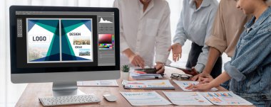 Web sayfasının modern tasarımı ve bilgisayar ekranında gösterilen ticari canlı reklamlar için grafiksel tasarımcı yazılımı