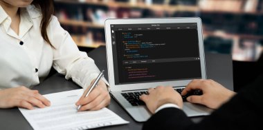 Uygulama ve program kodlaması için bilgisayar ekranında yazılım geliştirme programlama