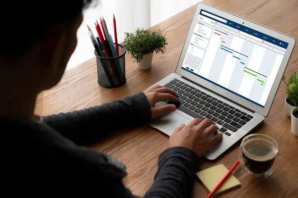 Ekip projesinin zaman çizelgesini gösteren bilgisayar ekranında, modern iş projesi yönetimi için proje planlama yazılımı