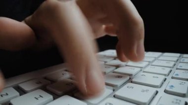Bilgisayar klavyesinde elleri ve parmaklarıyla yazı yazan yakın plan bir adam. Makro yumuşak odaklı bebek çekimi. Bilgisayar programlama, mesajlaşma çevrimiçi mesajlaşma ve çevrimiçi pazarlama işi konsepti. Topla