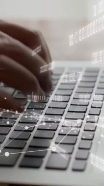 İş adamı, pazarlama stratejisi ve müşteri ilişkileri yönetimi için iş veri analizini analiz etmek için yetenekli dizüstü bilgisayar kullanır