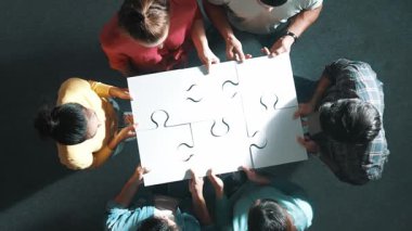 İş adamlarının görüşü, yapbozu buluşmada birlikte ayırdılar. Çeşitli takımların havadan görünüşü, yapbozun parçalarını bir araya getirdi ve konferansta üstünkörü giyinip dikildi. Sempozyum.