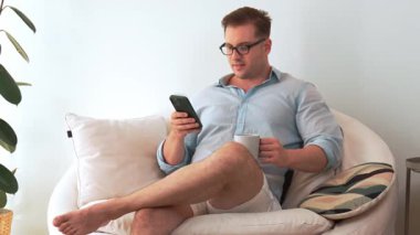 Elinde kahve fincanı olan orta yaşlı bir adam telefon arama verilerini kullanarak kanepeye oturur, çocukları iyi bir baba ya da eğlence olarak yetiştirir. İşadamı teknolojiyi kolaylık için kullanır. Uyumsuzluk.