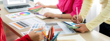 Muhasebe uygulamasından gelen fatura bilgisayar ekranında. Şirket işlerinin finans ve bütçesi için bilgisayar programı. canlı.