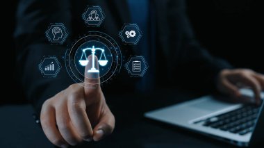 Adalet ölçeğini gösteren fütürist dijital hukuk arayüzü, dijital hukukun altını çizen, AI uyumu, dijital hukuk sistemleri ve güvenli yönetim için dijital hukuk düzenlemeleri. Elide