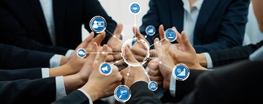 Ofis çalışanlarının el ele dizilmesi başarılı bir iş ortaklığı grubunu ve panoramik pankartta kamu işyerinde güçlü bir birlik takım çalışmasını sembolize ediyor. Kurnaz Dostluk