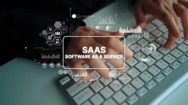 Ofis ortamında SaaS Kavramlarını ve Dijital Teknolojiyi temsil eden grafiklerle Klavyede Yazan Eller. Asemptotik akıllı veri analitiği.