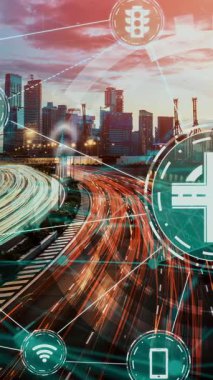 Yeni şehir yolunda gelecek araba trafiği için akıllı ulaşım teknolojisi kavramı. Sanal akıllı sistem, şehir sokaklarındaki araç verilerini birbirine bağlamak için dijital bilgi analizi yapıyor .