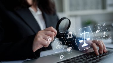 Adalet ölçeğini gösteren fütürist dijital hukuk arayüzü, dijital hukukun altını çizen, AI uyumu, dijital hukuk sistemleri ve güvenli yönetim için dijital hukuk düzenlemeleri. Eğri