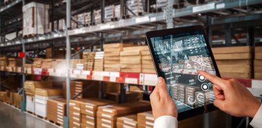 Depo yönetiminin yenilikçi yazılımı gerçek zamanlı mal teslimatı için bilgisayarda. Bilgisayar ekranı, depolama ve tedarik zinciri dağılımı için akıllı envanter göstergesi .