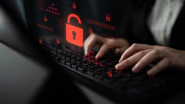 Siber güvenlik ihlalini gösteren dijital güvenlik kavramı, güvenlik sistemleri arasında veriye maruz kaldığını belirten kırmızı bir asma kilit, sistem savunmasızlığını ve Latch riskini vurguluyor.