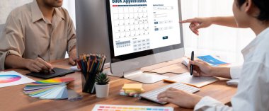 İnternet sitesinde canlı eleştiriler için çevrimiçi aplikasyon rezervasyon takvimi