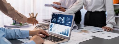 İç mimar tasarımcı grubu, daha kesin tasarım için planlar ve dizüstü bilgisayar ekran mimari yazılımı üzerinde birlikte tartışıyorlar. Modern ev tasarımı ve yenileme. İçgörü