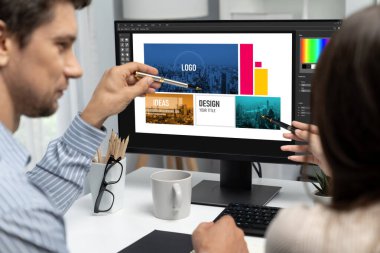 Web sayfasının modern tasarımı ve bilgisayar ekranında gösterilen ticari canlı reklamlar için grafiksel tasarımcı yazılımı