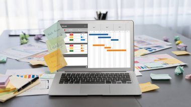 İş fikri için yaratıcı ve analitik beyin fırtınası için yapışkan bir not ve dizüstü bilgisayarında BI veri paneli var. Pazarlama stratejisi için finansal veri görselleştirme teknolojisini analiz et. Dahi.