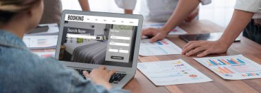 Çevrimiçi otel rezervasyon sitesi canlı rezervasyon sistemi sağlar. Seyahat teknolojisi kavramı .