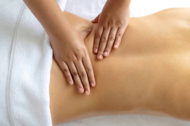 Kapalı alan kadın müşteri stres önleyici spa masajını yapmaktan zevk alıyor ve lüks otel ya da oteldeki gündüz açık hava güzellik salonunda güzellik teniyle eğleniyor. Sessiz.