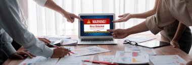 Bilgisayar ekranındaki virüs uyarısı canlı siber tehdit, hacker, bilgisayar virüsü ve kötü amaçlı yazılım tespit etti