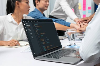 Uygulama ve program kodlaması için bilgisayar ekranında yazılım geliştirme programlama