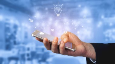 Sinirsel ağ ve dijital dönüşümle yapay zeka yeniliği. Yapay zeka yeniliği otomasyonu yönlendirir, fikirleri güçlendirir, yapay zeka yeniliği SEO 'yu geliştirir ve yapay zeka yeniliği küresel bağlantıyı sağlar. Kefil