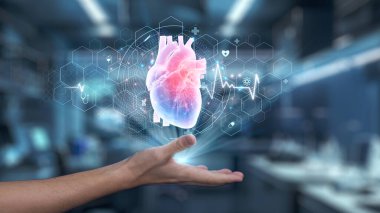 Laboratuvar arka planında yüzen kalp hologramını tutan insan eline yakın çekim. Kalp ikonunu kullanarak semptomları analiz etmek ve teşhis etmek için insan elinin tıbbi verilere erişmesi ve bağlantı kurması. Sağlıklı..