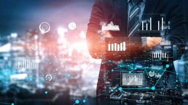 Bir iş adamı, canlı bir şehir ortamında verileri analiz ederken kendine güvenir. Grafikler ve ölçümler, teknolojinin ve kurumsal büyümenin birleşimini gösteren görüntüyü örtüyor. Xenic