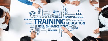 Modern bir çalışma alanındaki eğitim, e-öğrenme ve profesyonel beceri geliştirme temalarını vurgulayan, masa etrafında işbirliği yapan ellerin büyüleyici bir görüntüsü. Dostluk