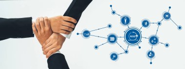 Bu görüntü, iş dünyasındaki teknoloji ve yenilikleri temsil eden bir ikon ağıyla el ele tutuşan bir işbirliği anını yakalıyor. Dostluk