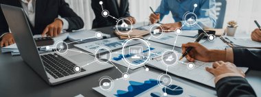 İş zekası ve veri analizi kavramı. İş stratejik planlamasının pazarlama göstergesi olarak kağıt üzerinde finansal veri analizi üzerinde çalışan bir grup analist. İçgörü Dostluğu