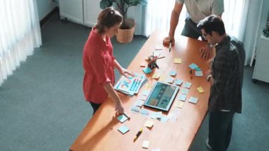 Yöneticinin yapışkan not üzerine fikir yazması ve web tasarımı hakkındaki fikri açıklaması. Profesyonel pazarlama ekibi ya da programcı renk paletli tablete bakarken beyin fırtınası fikri. Sempozyum.