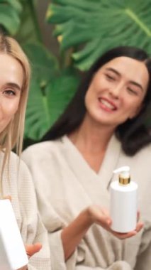 Modern otelde küveti olan tropikal ve egzotik bir spa bahçesi mi yoksa elinde bornozla gezen iki kadın mı yeşil yapraklı, boş zamanların tadını çıkarıyor? Blithe