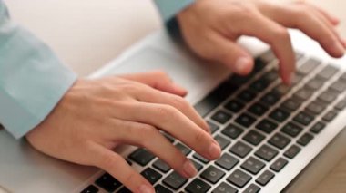 Mimar veya güvenlik mühendisi, modern ofiste doğruluk için mimari belge ve ölçüm aracı kullanan dizüstü bilgisayarın ayrıntılı planlarını yazar. - Yakın çekim. Tanımlama.