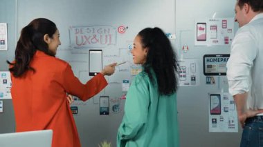 Profesyonel iş ekibi Ux ve Ui tasarımını kullanarak fikir paylaşımı yapıyor. Bir grup iş adamı pazarlama planı hakkında beyin fırtınası yapıyor. Çeşitli iş adamları zihin haritası kullanarak çözüm buluyor. Yönlendirici.