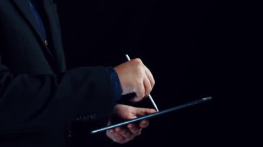 Video pazarlama şirketlerin video pazarlama araçları, video pazarlama stratejileri, video pazarlama eğilimleri ve başarı ile seyircilere yardımcı olmaktadır. Elide