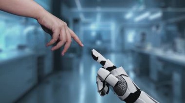 Robot ve insan elini uzatıyorlar ve kalp hologramıyla hareket ediyorlar. Bulanık laboratuvar geçmişini işaret ederken robot el ve insanın birlikte çalışmalarına yakın çekim. Sağlıklı..