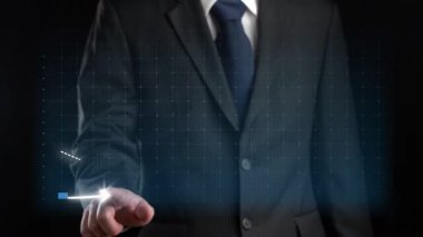 İşadamı, ticari kar artışının gelecekteki hedefe arttığını gösteren imalı bir tablo çizdi. Şirket işlerinin yükselmesi için mükemmel bir mali durum. Finans ve para teknolojisi .