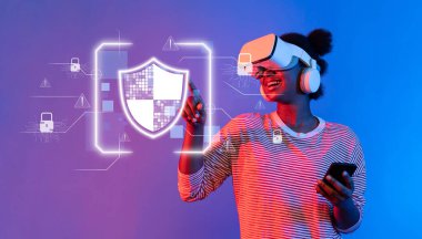 Neşeli genç bir kadın sanal gerçeklik kulaklığıyla uğraşırken dijital çağda teknoloji ve güvenliğin kesişimini gösteren siber güvenlik kavramlarını keşfediyor. XDMCP