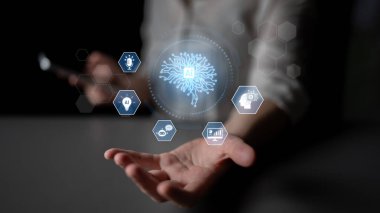 Konuşma, sohbet robotu, analitik, otomasyon ve yenilik için dijital zeka ve akıllı teknoloji yayılımı gibi sistemlere entegre olmak