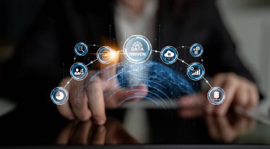 Veri güdümlü karar verme işi analitik, veri toplama ve yapay zeka sistemleri yoluyla güçlendirir. Veri güdümlü araçlar veri işleme ve veri görselleştirmesini veri platformları boyunca destekler. Eğri