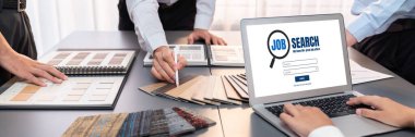 Çalışanların işe alım İnternet ağındaki iş fırsatlarını arayabilmeleri için internet sitesinde arama çalışmaları